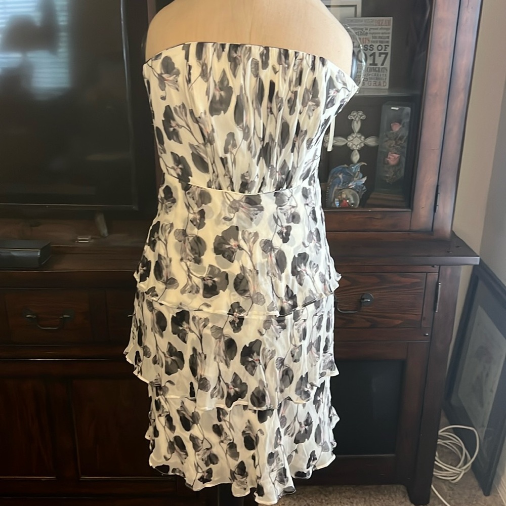 White House black market size 10, but fits more like a size 6 dress